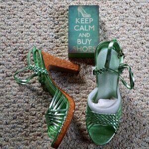 NEW never worn Tribeca strappy sandals seafoam green metallic size 7.5M must see